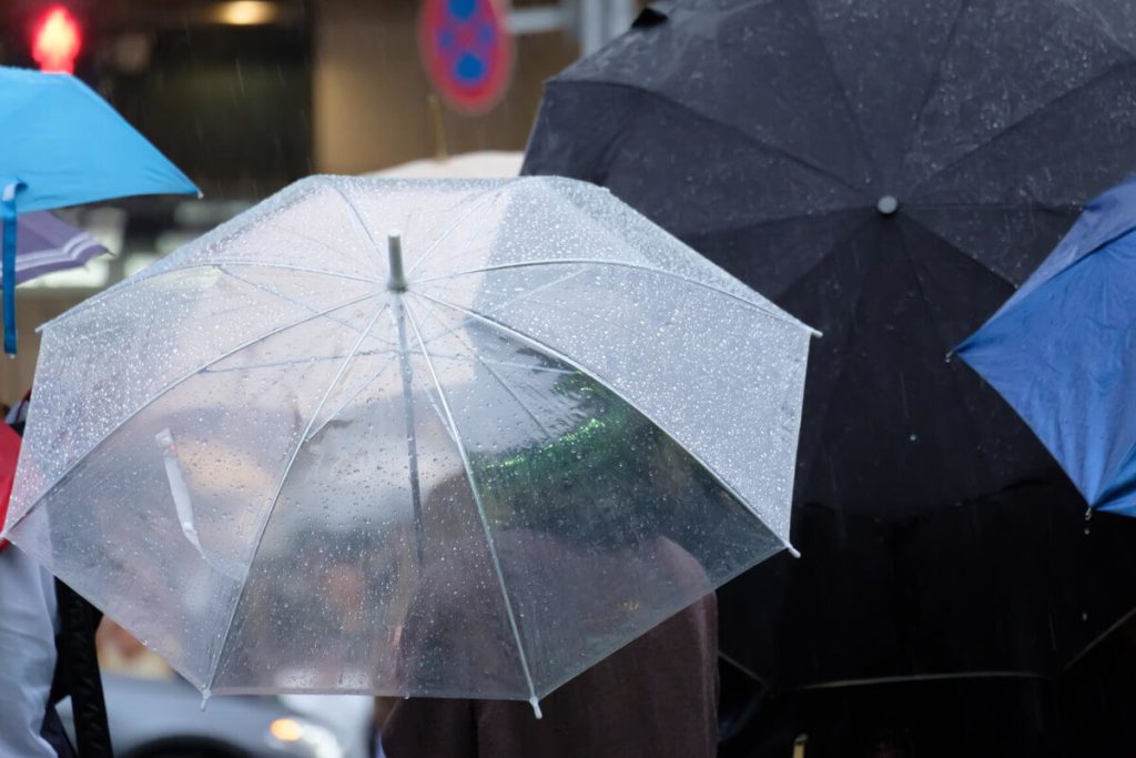 雨の日に傘をさす人たち