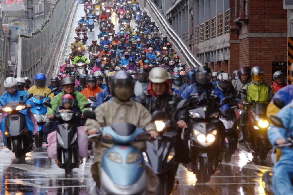 雨の日にバイクでひしめきあう道路