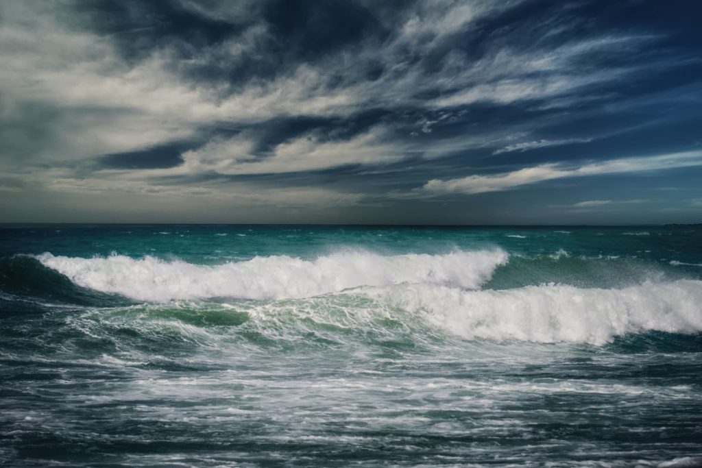 荒ぶる海